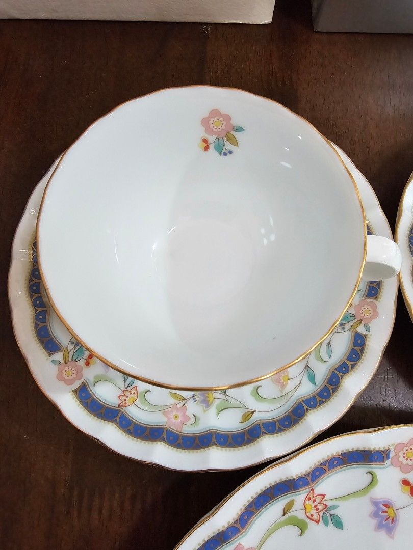 SALE❗️SHISEIDO Set - 5 pcs (Category: Coffee & Tea Tableware) located in Quezon City. Submitted by senyoramaria (Listing ID 1452767009, Image 2). Description: SHISEIDO 5 piece - set 2 Duos Cups Wide-mouth 3.75 inches rim diameter 2 inches tall Saucers 6 inches in diameter Serving Plate 9.25 inches in diameter Php1800❗️.