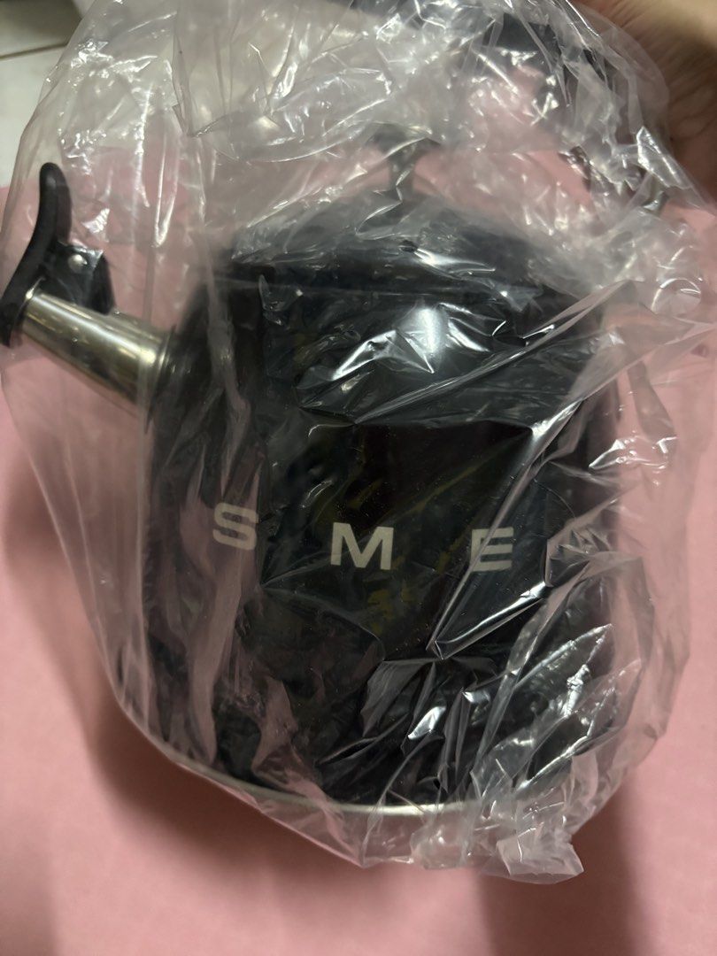 SMEG Whistling Kettle 2.3L Black (Category: Kettles & Airpots) located in San Juan City. Submitted by claricecaswell22 (Listing ID 1452820457, Image 2). Description: - SMEG Whistling Kettle - 2.3L Capacity - Classic Black Design - Boils water quickly - Brand new, still in original packaging.