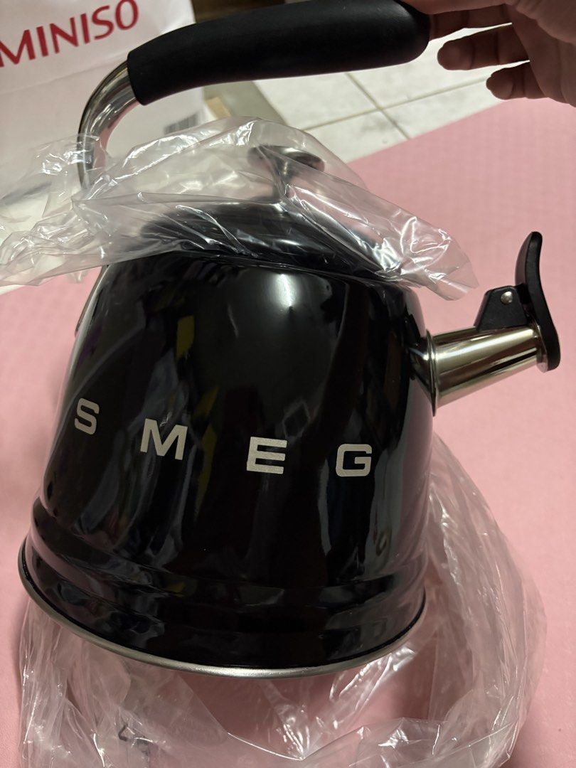 SMEG Whistling Kettle 2.3L Black (Category: Kettles & Airpots) located in San Juan City. Submitted by claricecaswell22 (Listing ID 1452820457, Image 1). Description: - SMEG Whistling Kettle - 2.3L Capacity - Classic Black Design - Boils water quickly - Brand new, still in original packaging.