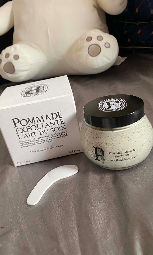 Smoothing Body Polish / Body Scrub 200ml (Category: Bath) located in Makati City. Submitted by flipper.1990 (Listing ID 1452861269, Image 1). Description: The Diptyque Smoothing Body Polish is a rich, creamy 200ml exfoliating ointment priced around 4,650 PHP and available locally through Rustan's. It uses silica beads and jojoba esters to buff away dead skin, and it is scented with jasmine, pink peppercorn, and peach. Key Ingredients & BenefitsPo