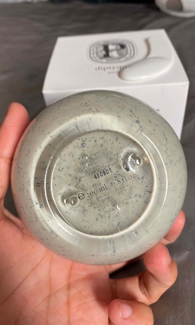 Smoothing Body Polish / Body Scrub 200ml (Category: Bath) located in Makati City. Submitted by flipper.1990 (Listing ID 1452861269, Image 3). Description: The Diptyque Smoothing Body Polish is a rich, creamy 200ml exfoliating ointment priced around 4,650 PHP and available locally through Rustan's. It uses silica beads and jojoba esters to buff away dead skin, and it is scented with jasmine, pink peppercorn, and peach. Key Ingredients & BenefitsPo