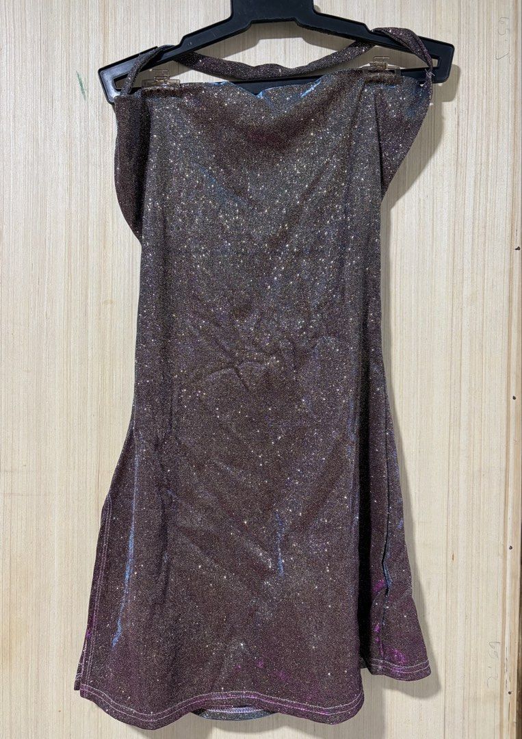 Sparkly Halter Neck Cut-out Mini Dress (Category: Dresses) located in Pasay City. Submitted by a.daneee (Listing ID 1452835263, Image 1). Description: - Sparkly halter neck mini dress - Features a stylish cut-out detail at the back - Shimmering glitter effect fabric - Ideal for night outs or parties - Comfortable and flattering fit.