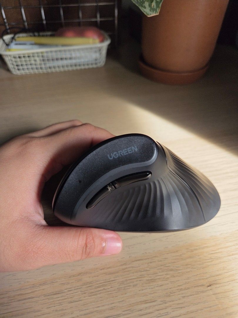 UGREEN MU008 Vertical Mouse (Category: Mouse & Mousepads) located in Lucena. Submitted by vivien-b (Listing ID 1452698461, Image 2). Description: - UGREEN Wireless Vertical Mouse - Ergonomic design for ultimate comfort - Connects to up to 3 devices simultaneously like new, used sparingly for less than one week rfs: masyadong malaki for my hand, awkward gamitin.