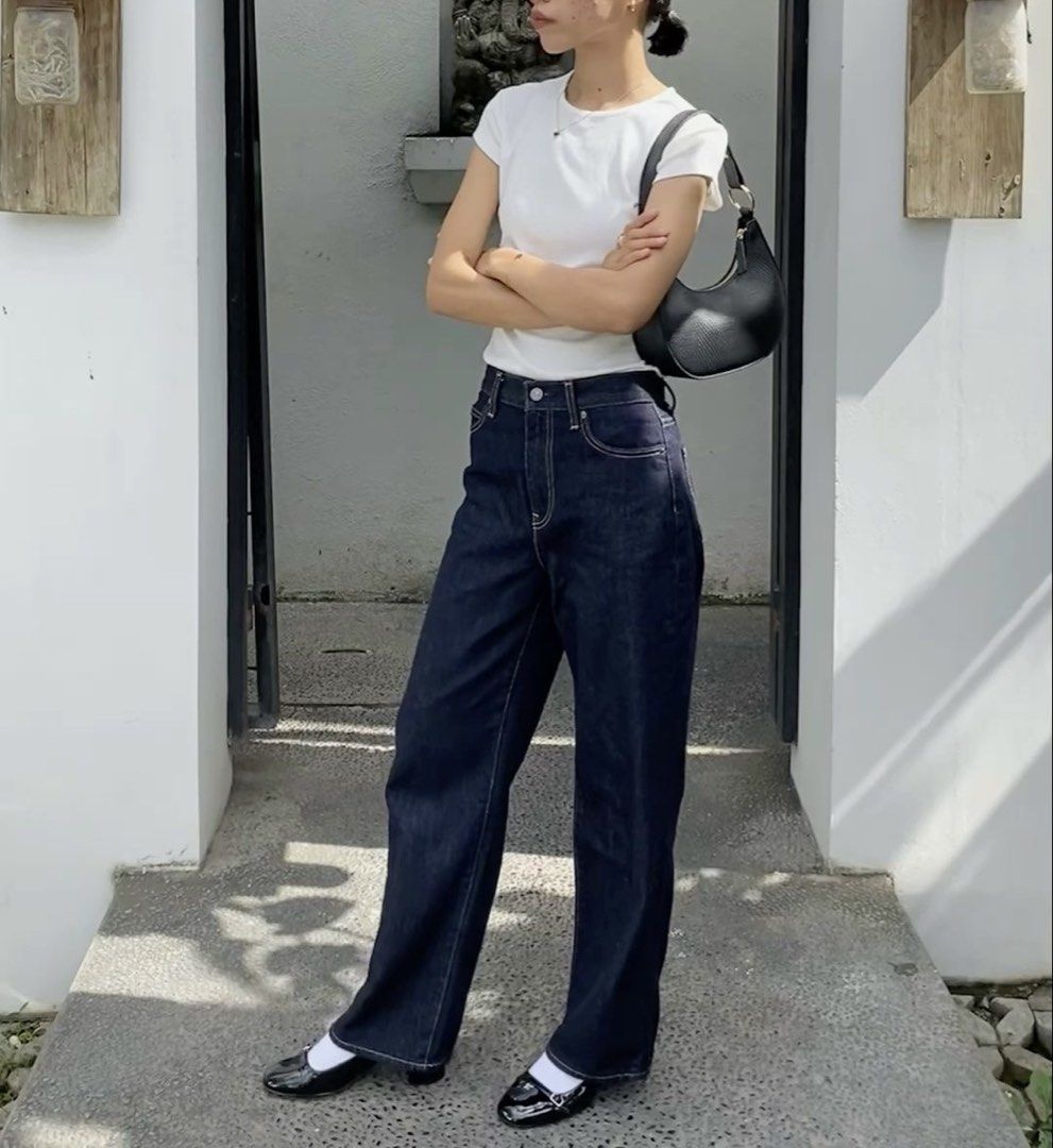 Uniqlo Straight Leg Jeans (Category: Jeans) located in Manila. Submitted by shecuratedit (Listing ID 1446601676, Image 1). Description: - Size 26 - Dark wash straight leg jeans - Classic 5-pocket design - Comfortable and stylish for everyday wear - Versatile for pairing with casual tops.