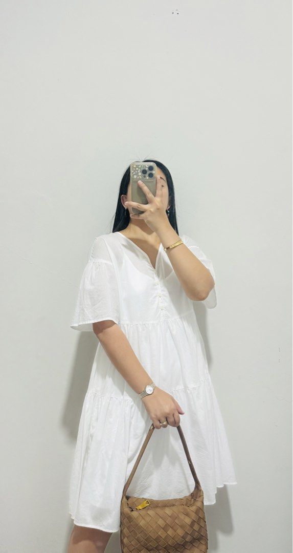 Uniqlo white tiered dress (Category: Dresses) located in Taguig. Submitted by shoprita.ph (Listing ID 1452764065, Image 1). Description: Fits S-M.