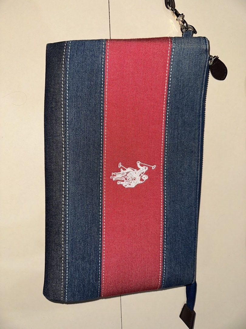 US Polo Assn Hand Bag (Category: Shoulder Bags) located in Manila. Submitted by stargaps (Listing ID 1452853835, Image 1). Description: Bilhin niyo na Hindi nagagamit😔 Bought from Japan.