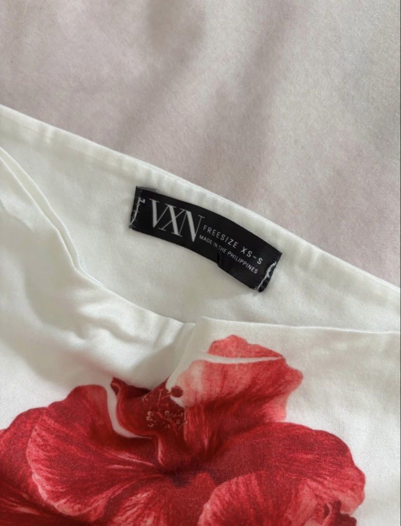 VXN Flower Tube Top (Category: Sleeveless) located in Manila. Submitted by chiechu (Listing ID 1452810014, Image 3). Description: - no when worn photo - only used once .