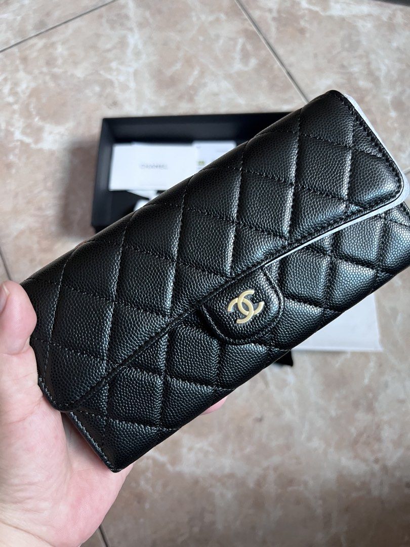 Wallet (Category: Luxury Bags & Wallets) located in Paranaque City. Submitted by kgmgiftedph20 (Listing ID 1452837767, Image 3). Description: .