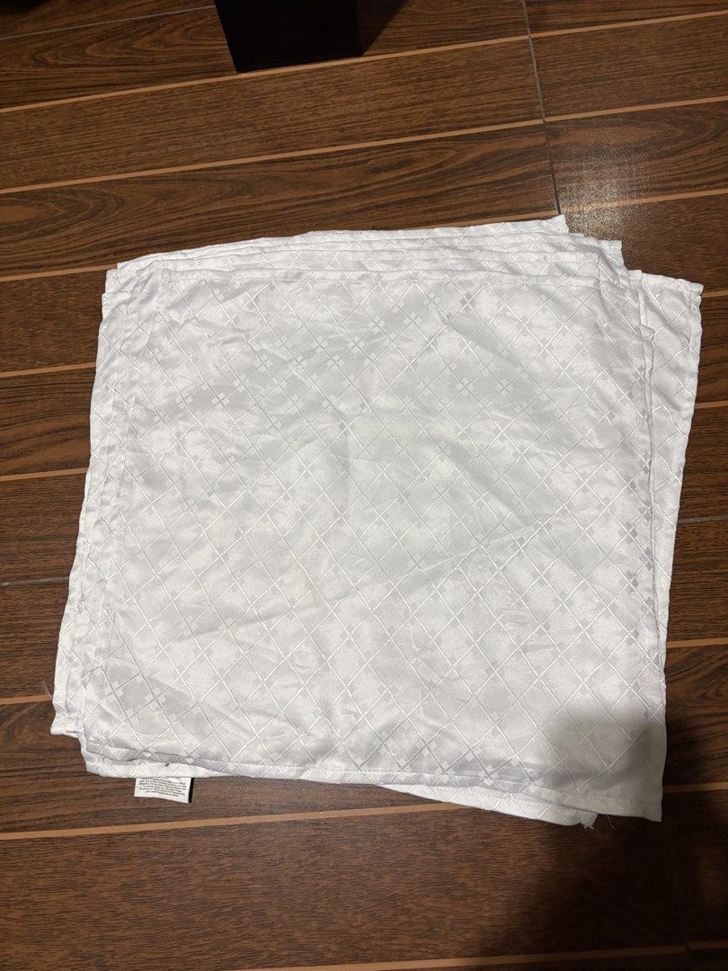 White Polyester Napkins Set of 12 (Category: Towels, Napkins & Holders) located in Bulacan. Submitted by love2loved (Listing ID 1452806870, Image 1). Description: - Set of 12 white polyester napkins - Subtle woven diamond pattern - Ideal for dinners and parties - Easy care: machine washable - Tumble dry low - Iron on lowest setting if needed Brand new table napkin White color 12 pieces US box Good condition Bawal sa maselan at maarte No return,no