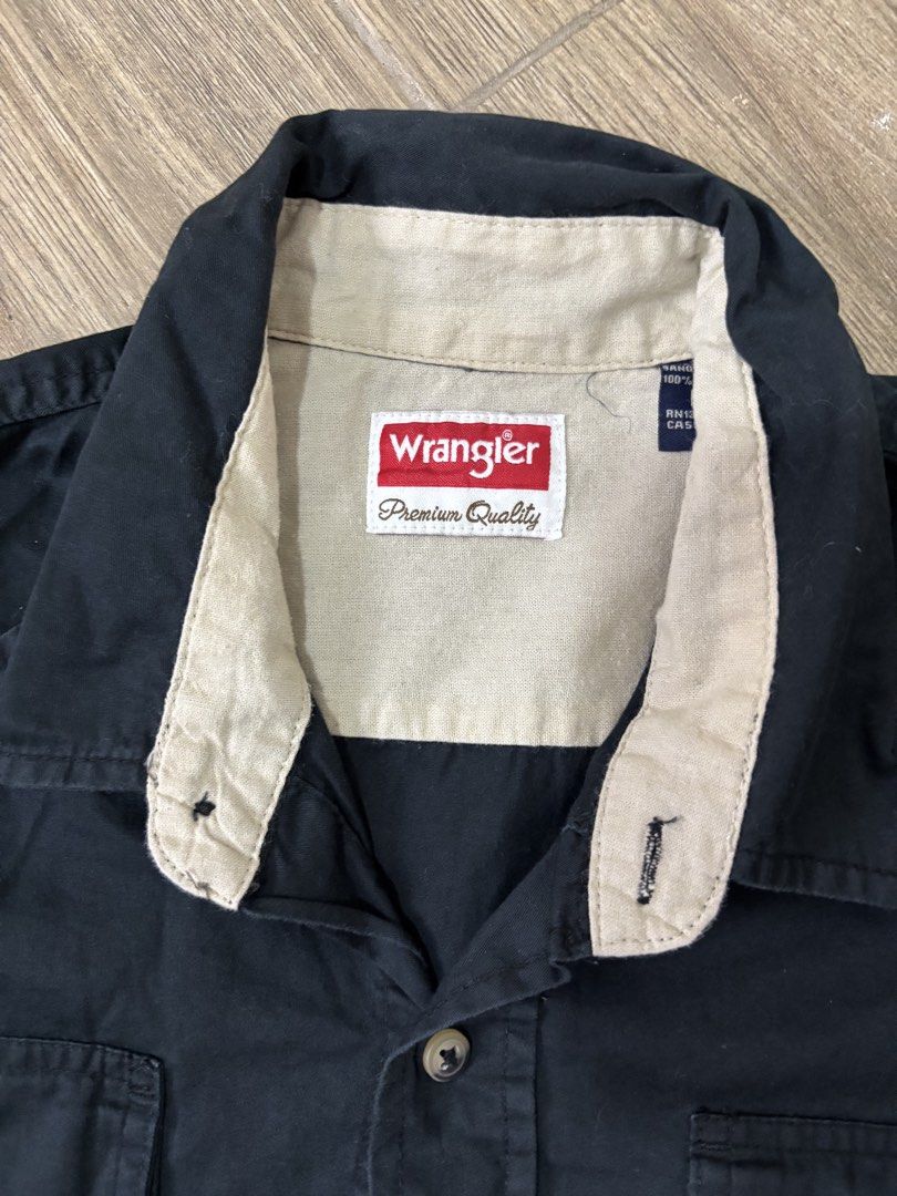 Wrangler Short Sleeve Solid Western Casual Button Down (Category: Tshirts & Polo Shirts ) located in Caloocan City. Submitted by heatedcaps4425 (Listing ID 1452852962, Image 3). Description: Wrangler Short Sleeve Solid Western Casual Button Down Dimensions (in inches) Width: 23 x 29.5 Length Condition: 9.5/10 Auth/Legit Issue: None (SWIPE RIGHT TO SEE MORE DETAILS) - CLAIM: 600 (Automatically yours) + shipping fee.