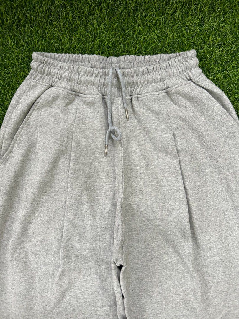 XEROBNR Grey Baggy Sweatpants (Category: Joggers) located in Davao. Submitted by sta_archive (Listing ID 1452853372, Image 3). Description: XEROBNR Grey Baggy Sweatpants Waist - 26-34 Length - 43.5 Hem - 10 Thigh - 15 Color Rate - 9.5/10 Excellent Condition No Issues/Flaws 450 + Shipping Fee 📌 P.S. The cover photo is studio-edited for a cleaner presentation. The item’s color, design, and details are represented as accurately as possible. • Howev