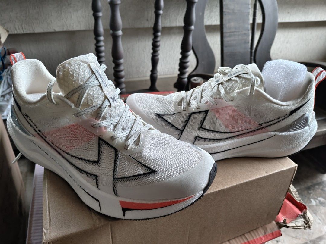 XTEP Running Shoes White/Red Size 10 (Category: Sneakers) located in Manila. Submitted by csbmonday (Listing ID 1452801978, Image 2). Description: For Sale! Xtep 2000km 5.0 Size : US 10 UK 9 EUR 43.5 CN 275 Good as daily trainer, tempo, interval Ride: medyo firm, maganda rocker geometry, hindi dumadapa yung foam kahit pang long distance Fit, medyo roomy ang toe box Foam : hindi matigas, hindi rin malambot May energy return. Durability : matibay a