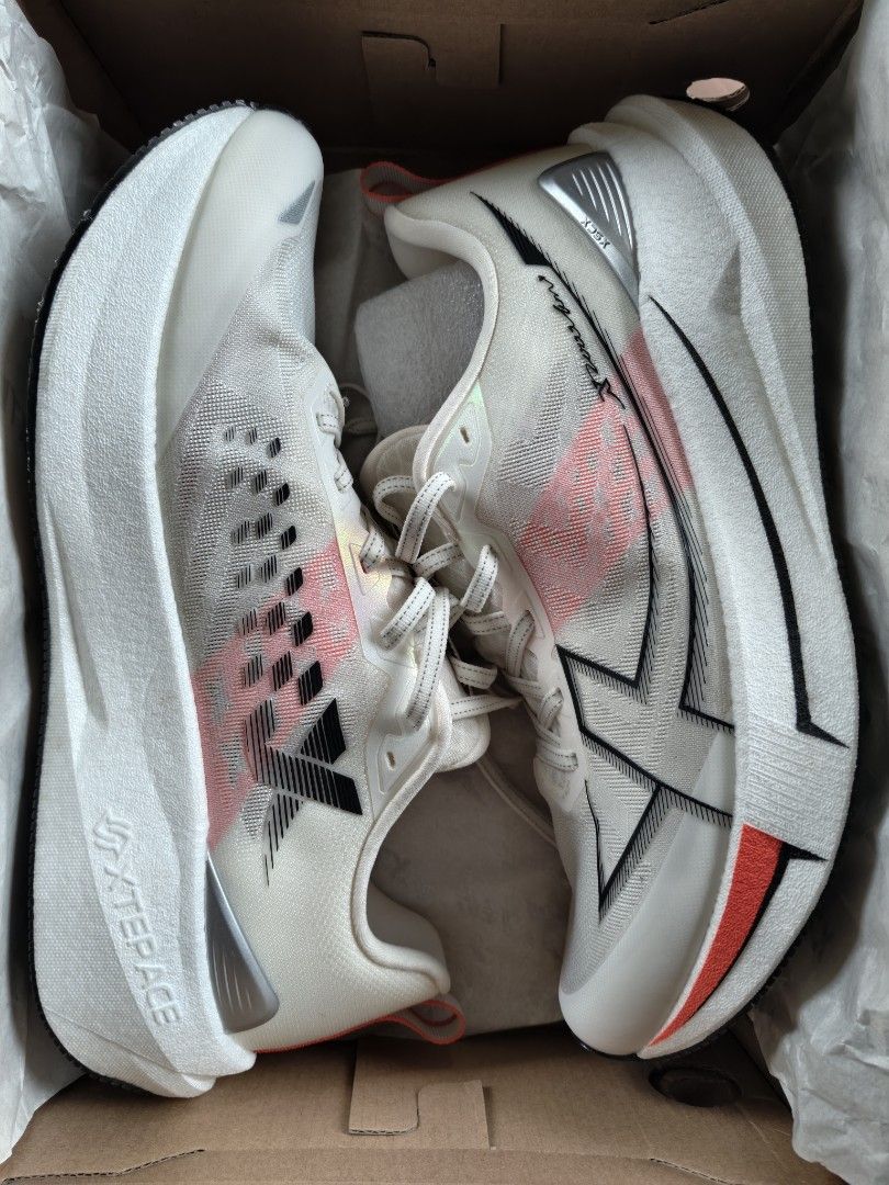 XTEP Running Shoes White/Red Size 10 (Category: Sneakers) located in Manila. Submitted by csbmonday (Listing ID 1452801978, Image 1). Description: For Sale! Xtep 2000km 5.0 Size : US 10 UK 9 EUR 43.5 CN 275 Good as daily trainer, tempo, interval Ride: medyo firm, maganda rocker geometry, hindi dumadapa yung foam kahit pang long distance Fit, medyo roomy ang toe box Foam : hindi matigas, hindi rin malambot May energy return. Durability : matibay a
