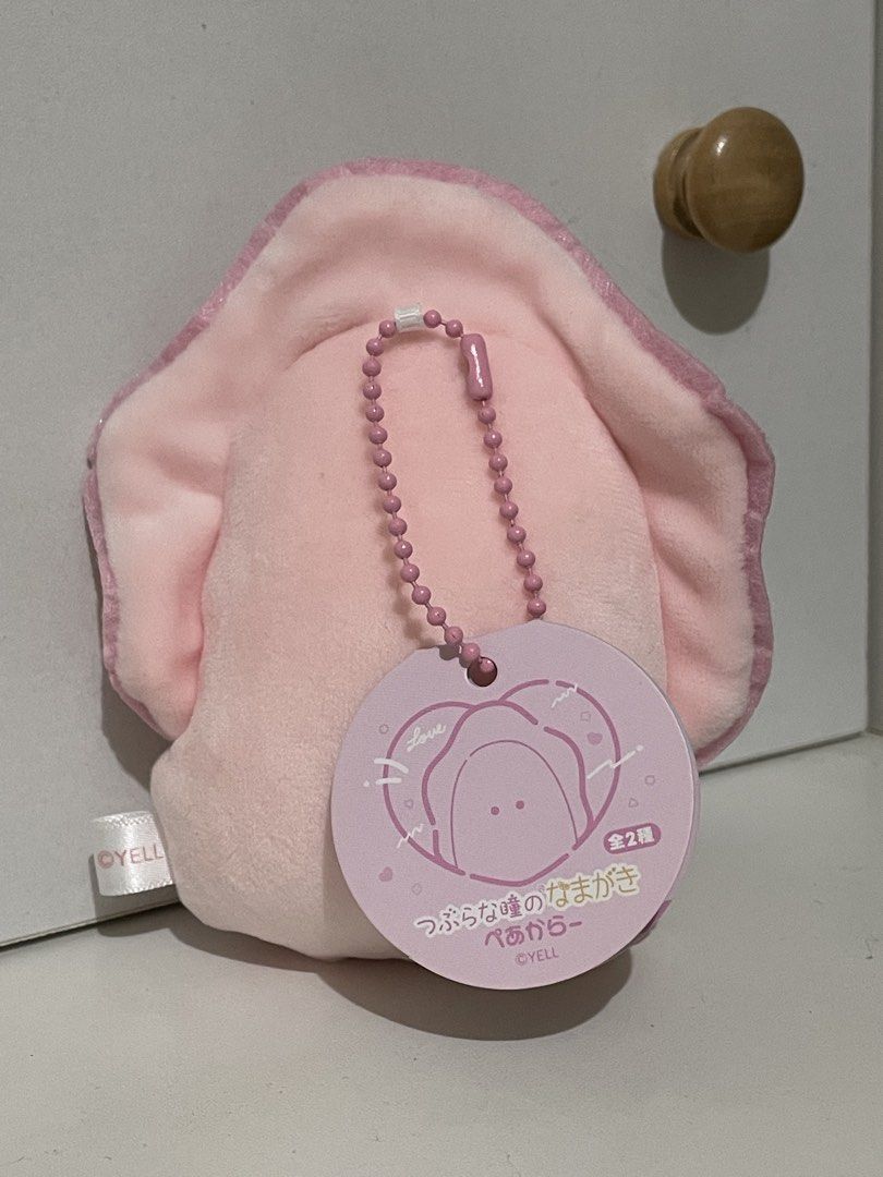 Yell Pink Oyster Keychain (Category: Charms) located in Marikina City. Submitted by decluttering.matters (Listing ID 1452782242, Image 2). Description: Brand new, bought online. RFS: need the funds. Never used, great condition, tag is still attached. PM for inquiries or more details. Price is negotiable. Payment first via GCash. No reservations, strictly PAYO. Shipping will be arranged and paid by the buyer, preferably Grab or Lalamove For provin