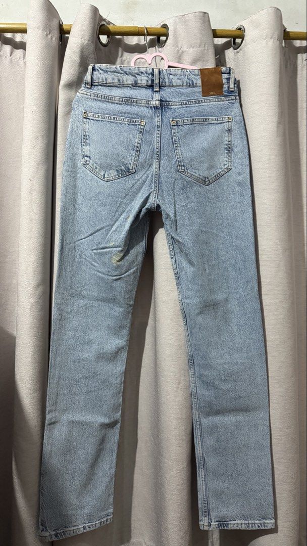 ZARA Straight Leg Denim Jeans (Category: Jeans) located in Makati City. Submitted by jullienenn (Listing ID 1452824105, Image 2). Description: .