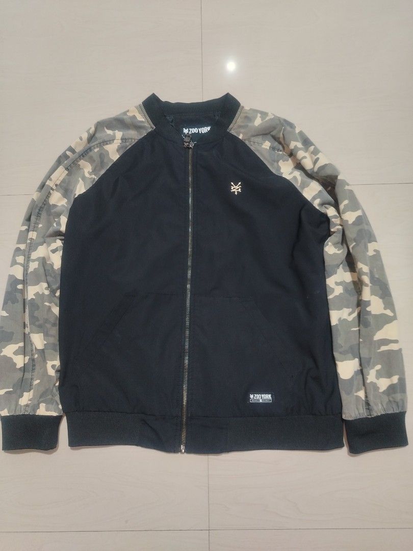 Zoo York Two Tone Camo Jacket (Category: Coats, Jackets and Outerwear) located in Tanza. Submitted by reddererd (Listing ID 1452844451, Image 1). Description: Width: 22.5 Length: 28 Color Rate: 8.5 Condition: 9.5 Issues: slight bacon neck, oxidized na yung pull tab 📌This item is thrifted and/or personally used, so please manage your expectations Mode of Payment: G Cash Mode of Delivery: J&T.