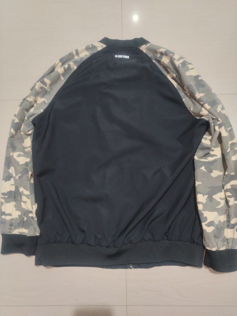 Zoo York Two Tone Camo Jacket (Category: Coats, Jackets and Outerwear) located in Tanza. Submitted by reddererd (Listing ID 1452844451, Image 2). Description: Width: 22.5 Length: 28 Color Rate: 8.5 Condition: 9.5 Issues: slight bacon neck, oxidized na yung pull tab 📌This item is thrifted and/or personally used, so please manage your expectations Mode of Payment: G Cash Mode of Delivery: J&T.