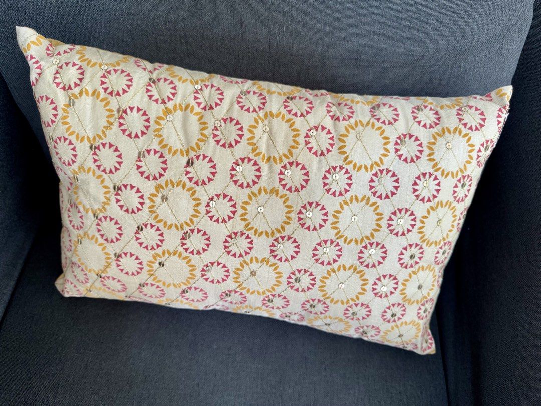 2 rectangular cushions with inserts (Category: Cushions & Throws) located in Singapore. Submitted by rgl0690 (Listing ID 1452934148, Image 2). Description: Selling as a pair 17*12 inch Hardly used, always been kept in protective covers Comes with inserts.