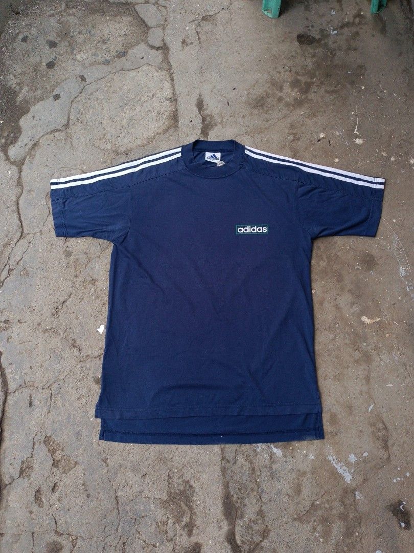 Adidas 90s Vintage Shirt (Category: Tshirts & Polo Shirts ) located in Cavite. Submitted by akyyyy (Listing ID 1452894820, Image 1). Description: vintage 1990s blue Adidas t-shirt featuring classic white three-stripes on the sleeves and a small logo patch on the chest. Width: 21 Length: 30/32 Happy Shopping 🛍️😄.