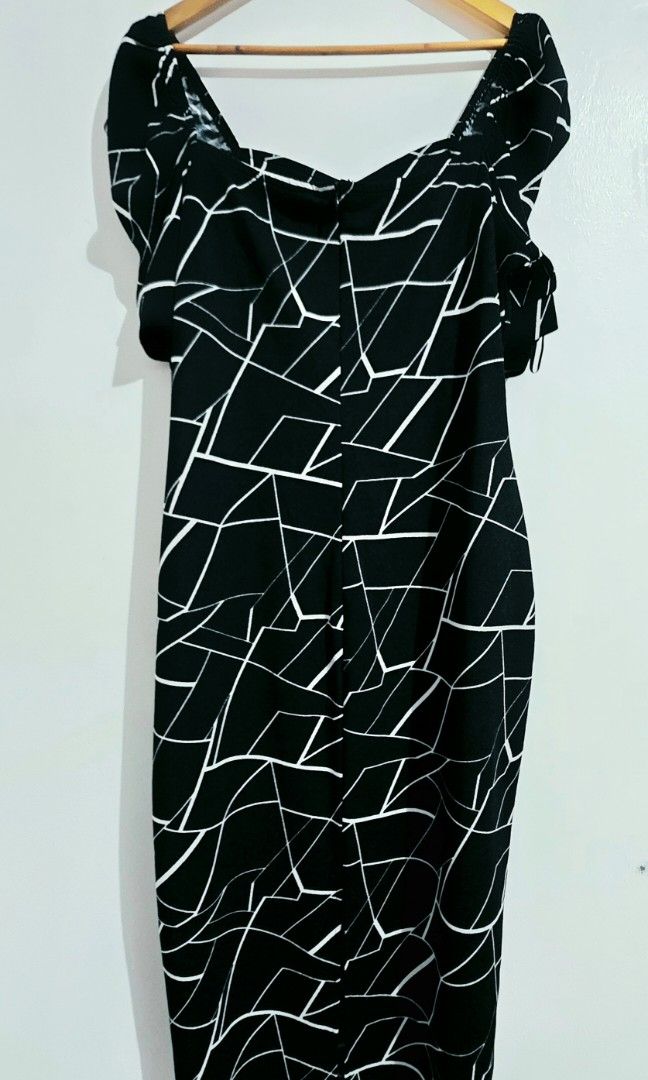 Aesthetic Black Curvy Dress (Category: Dresses) located in Malolos. Submitted by candyproj (Listing ID 1453007410, Image 2). Description: Aesthetic Black Curvy Dress SHEIN CURVE I Personal Used Clothes Size: XXL on tag Measurement Bust: 40" Length: 45" Buy 3 clothes, SHIPPING FEE IS FREE RFS: Decluterring/Migrating Price is Negotiable Everything must go.