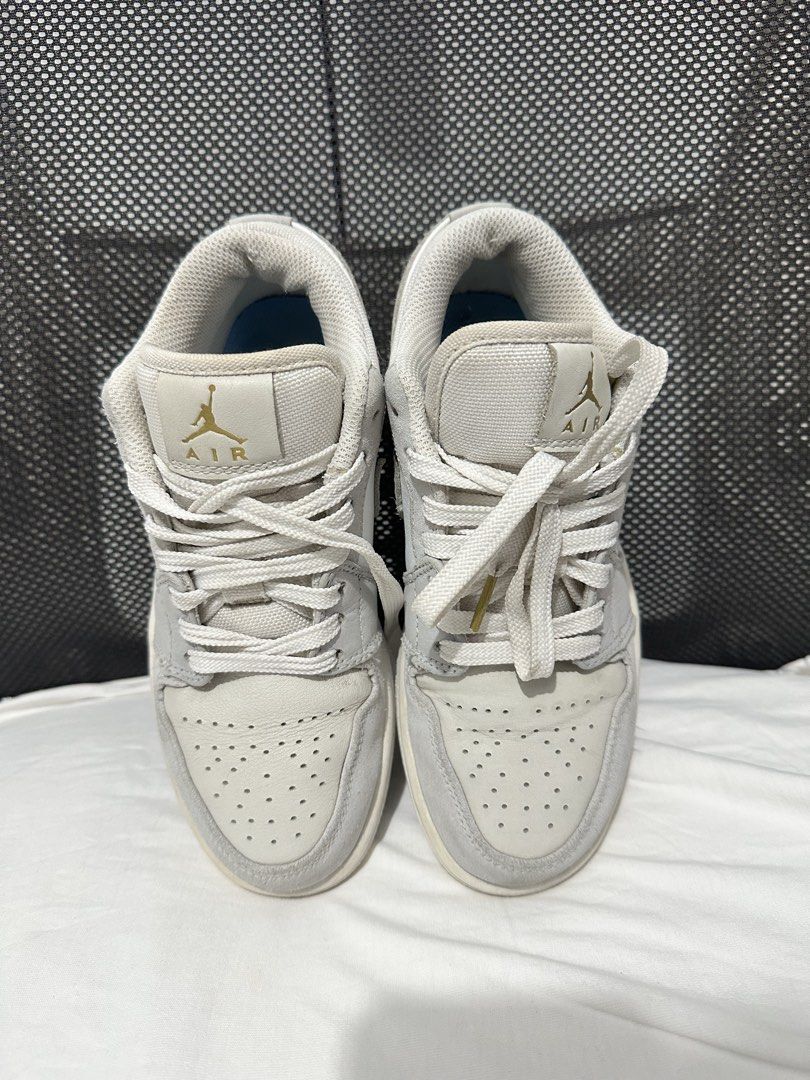 Air Jordan 1 Low SE Light Smoke Grey White (Category: Sneakers) located in San Fernando. Submitted by karentorre31733 (Listing ID 1453047222, Image 2). Description: Price is negotiable. Send your offer ☺️ Preloved not ukay Manage your expectations This is one of my fav sneakers Really elegant and an eye catching shoes - Air Jordan 1 Low SE - Colorway: Light Smoke Grey and White - Size: US 6 23-23.5CM - Perfect for casual wear or adding to your co