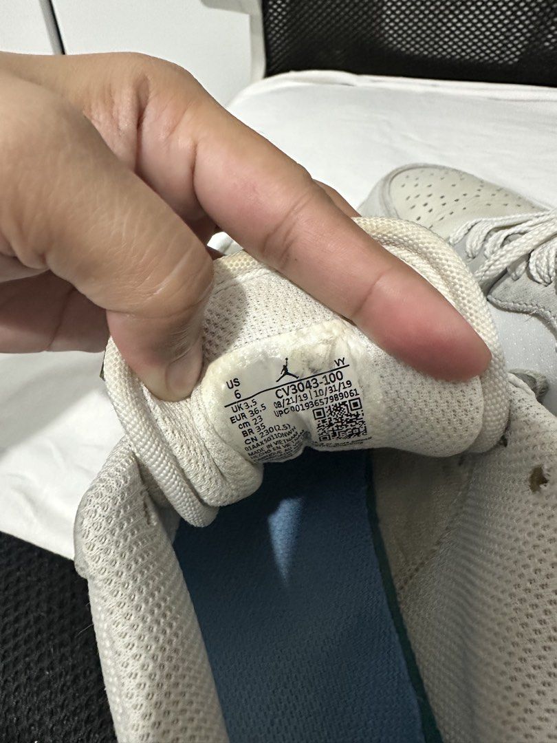 Air Jordan 1 Low SE Light Smoke Grey White (Category: Sneakers) located in San Fernando. Submitted by karentorre31733 (Listing ID 1453047222, Image 3). Description: Price is negotiable. Send your offer ☺️ Preloved not ukay Manage your expectations This is one of my fav sneakers Really elegant and an eye catching shoes - Air Jordan 1 Low SE - Colorway: Light Smoke Grey and White - Size: US 6 23-23.5CM - Perfect for casual wear or adding to your co
