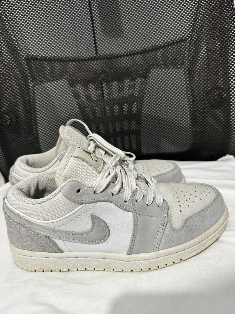 Air Jordan 1 Low SE Light Smoke Grey White (Category: Sneakers) located in San Fernando. Submitted by karentorre31733 (Listing ID 1453047222, Image 1). Description: Price is negotiable. Send your offer ☺️ Preloved not ukay Manage your expectations This is one of my fav sneakers Really elegant and an eye catching shoes - Air Jordan 1 Low SE - Colorway: Light Smoke Grey and White - Size: US 6 23-23.5CM - Perfect for casual wear or adding to your co