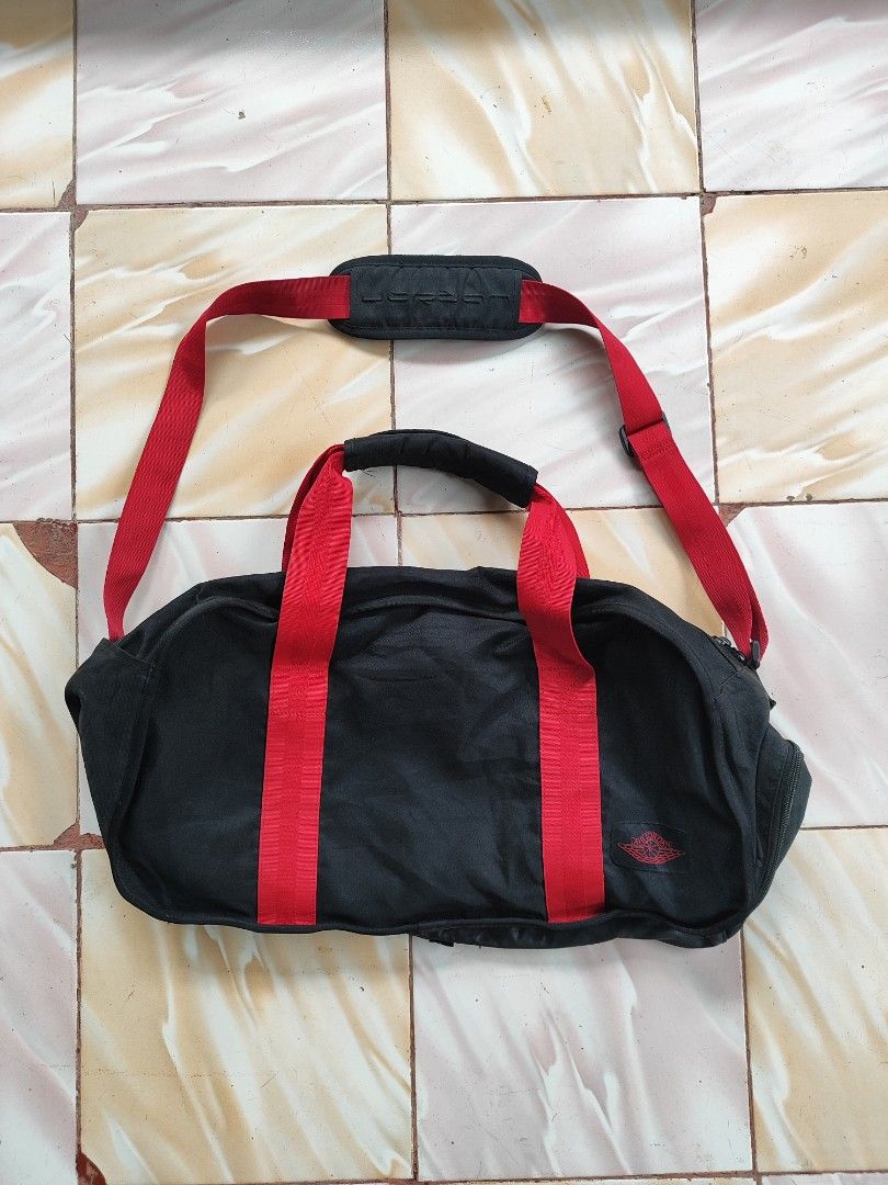 Air Jordan Duffle Bag (Category: Belt bags, Clutches and Pouches) located in Bacolod City. Submitted by johnthrift (Listing ID 1452926065, Image 2). Description: 📷Vintage Air Jordan Duffle Bag Authentic Excellent condition Dimension: 21W 11L Rare Piece Malaki talaga daming malalagay Solid nang condition Dm if youre interested💌 Mura Langs🎯.