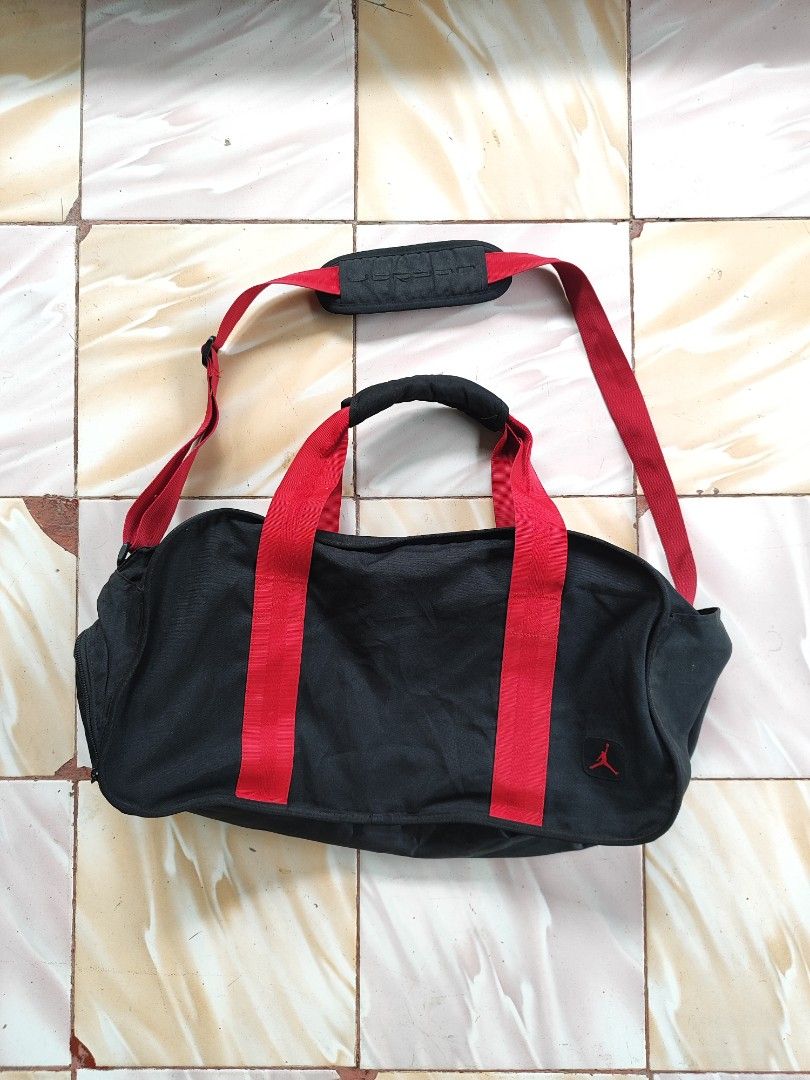 Air Jordan Duffle Bag (Category: Belt bags, Clutches and Pouches) located in Bacolod City. Submitted by johnthrift (Listing ID 1452926065, Image 1). Description: 📷Vintage Air Jordan Duffle Bag Authentic Excellent condition Dimension: 21W 11L Rare Piece Malaki talaga daming malalagay Solid nang condition Dm if youre interested💌 Mura Langs🎯.