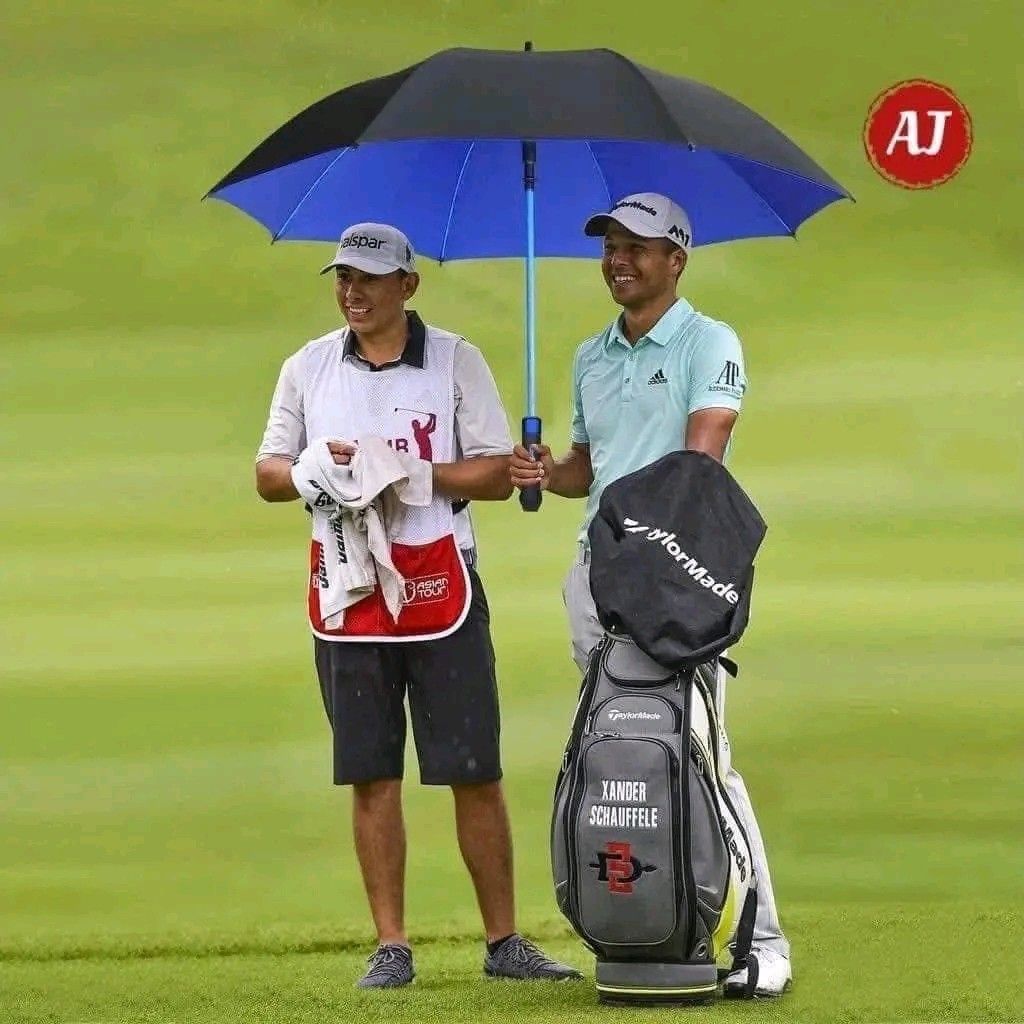 AJ Golf Umbrella - Black & Blue (Category: Umbrellas) located in Manila. Submitted by marvieobordo (Listing ID 1452896446, Image 1). Description: - Large golf umbrella - Black exterior, vibrant sapphire blue interior - Sturdy and durable construction - Perfect for staying dry on the golf course or in the city - Includes a convenient shoulder strap for easy carrying - Available in multiple colors.