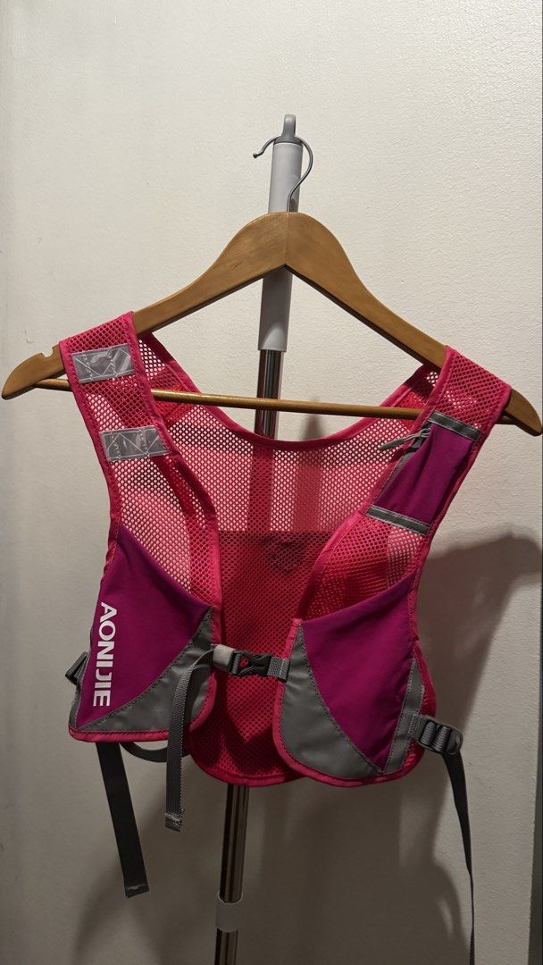 AONIJIE Running Hydration Vest Pack (Category: Other Sports Equipment and Supplies) located in Mandaluyong City. Submitted by cherieb00mb (Listing ID 1452969148, Image 2). Description: - AONIJIE hydration vest, ideal for running and hiking. -Only used once. - Features multiple pockets for all your essentials. - Made with breathable mesh material to keep you cool. -RFS: I discovered that I don’t like wearing vests when running..