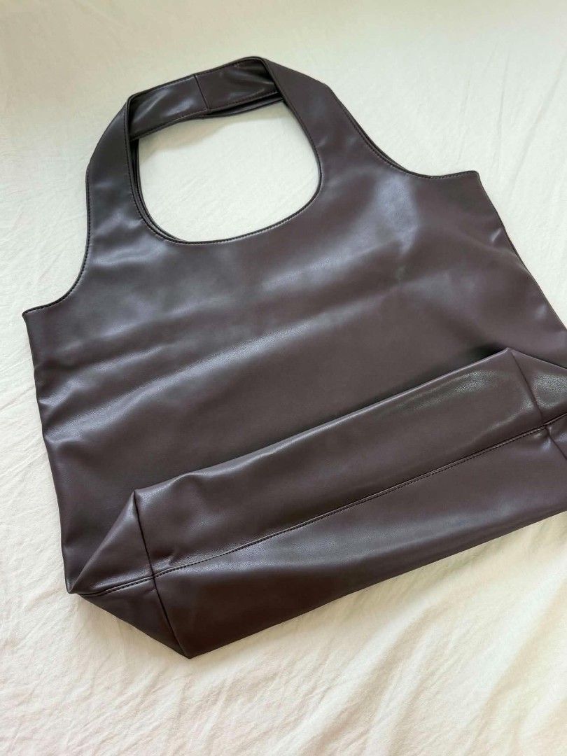 APC Tote Bag (Category: Luxury Bags & Wallets) located in Paranaque City. Submitted by jhenrobielos (Listing ID 1452968978, Image 2). Description: APC Tote Bag Large Size Authentic Bought for 18k Excellent condition used once.