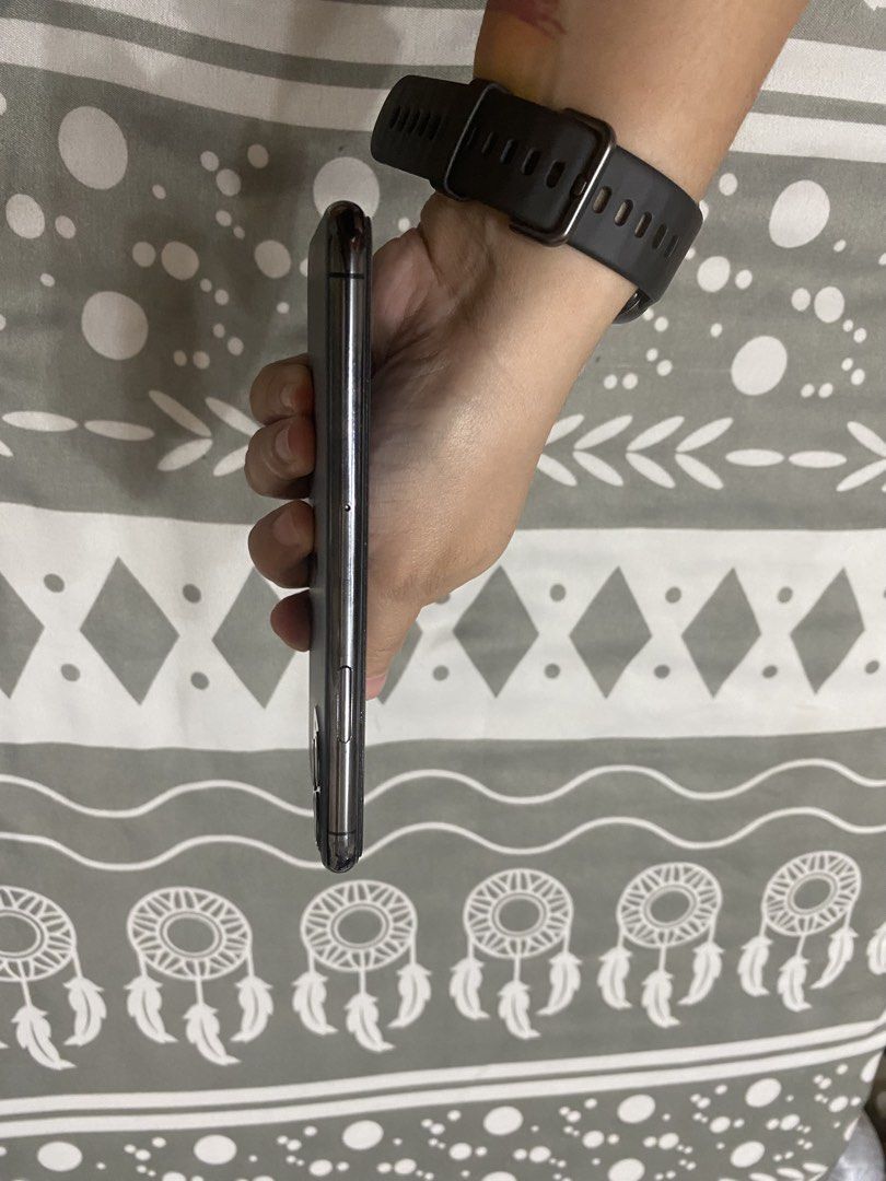 Apple iPhone 11 Pro Space Gray 256 GB (Category: iPhone 11 Series) located in Las Pinas. Submitted by ninay00 (Listing ID 1452926044, Image 3). Description: - Apple iPhone 11 Pro - Color: Space Gray - BH : 68% - no history of repair - no sim card restriction - with free charger bavin (new).