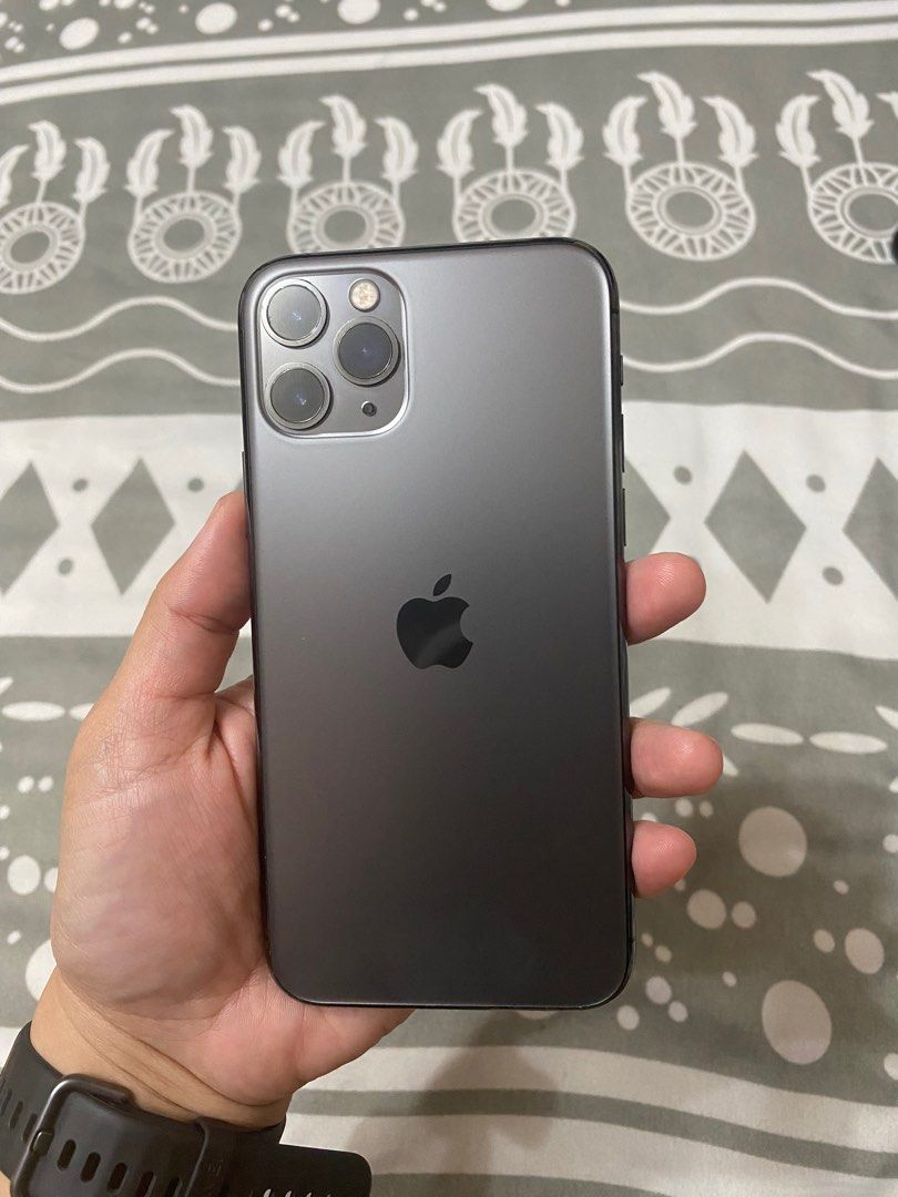 Apple iPhone 11 Pro Space Gray 256 GB (Category: iPhone 11 Series) located in Las Pinas. Submitted by ninay00 (Listing ID 1452926044, Image 1). Description: - Apple iPhone 11 Pro - Color: Space Gray - BH : 68% - no history of repair - no sim card restriction - with free charger bavin (new).