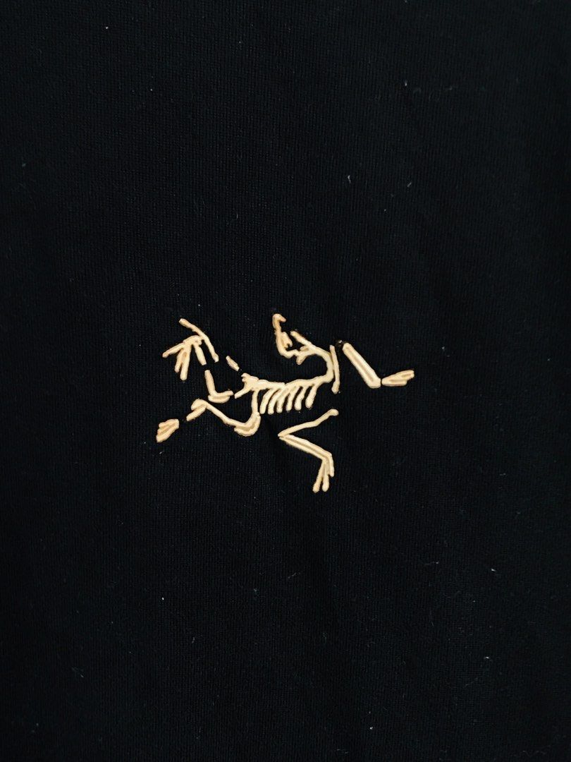 Arc’teryx (Category: Tshirts & Polo Shirts ) located in Manila. Submitted by zerimar01 (Listing ID 1452988491, Image 3). Description: Arc’teryx 23x30 Issue minor crack print but still visible .