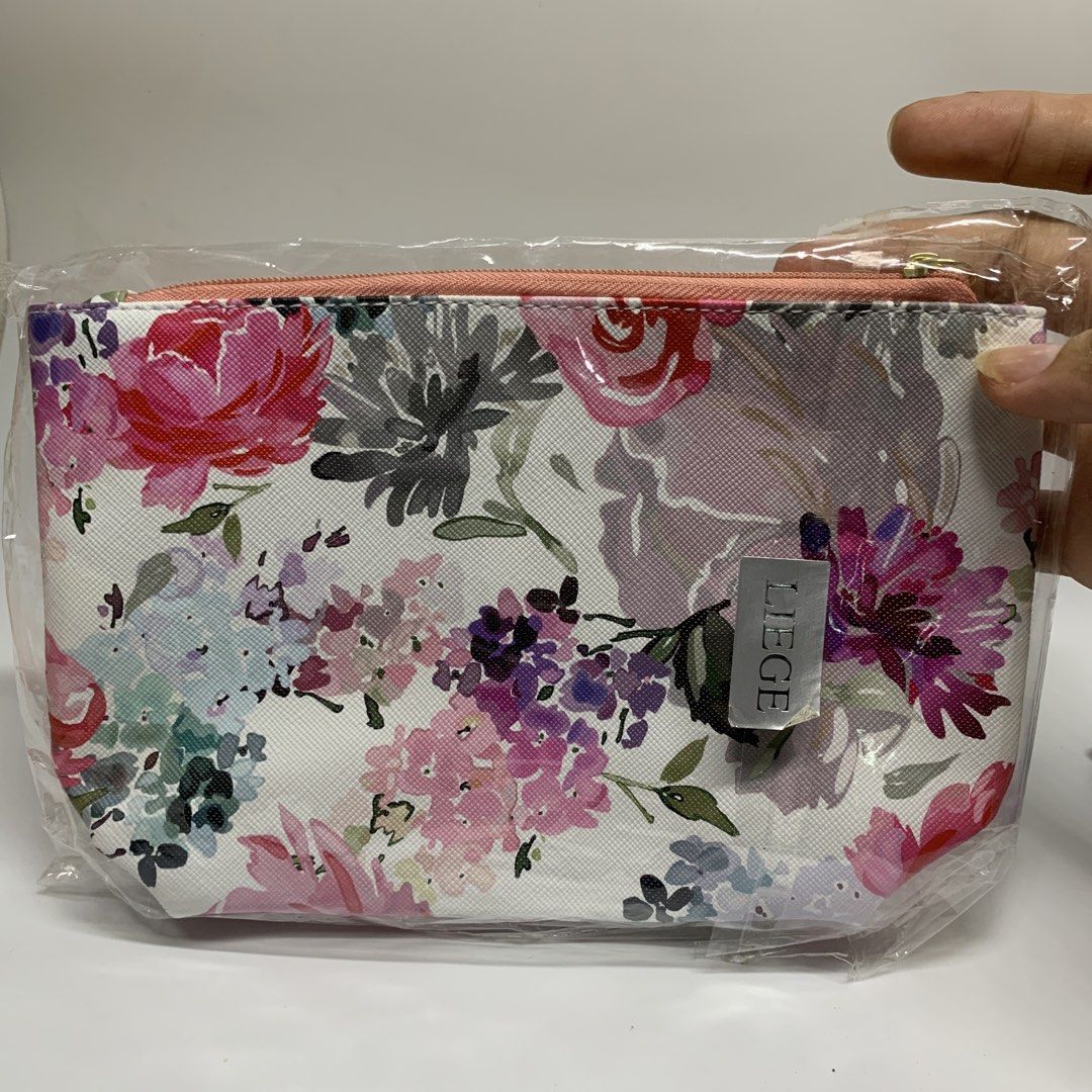 Aromanu Pink Floral Make Up Pouch (Category: Purses & Pouches) located in General Trias. Submitted by shxx_phine (Listing ID 1452987714, Image 2). Description: 📌LP posted, PLS refrain from haggling 📌 all items are japan surplus finds 📌 STRICTLY mine now, pay after invoice 📌 NO RUSH shipping (we ship every tues & fri, depending on our availability) 📌 NO cancellations, refunds, and deleting of comments mod | j&t, lalamove mop | gcash , mariban