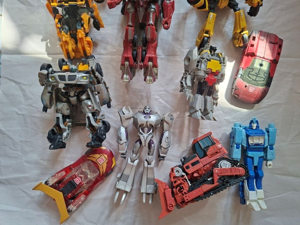 Assorted Transformers Bundle (Read description) (Category: Action & Battle Toys) located in Singapore. Submitted by brickpopz (Listing ID 1452960584, Image 3). Description: - Assorted Transformers action figures bundle. - Features iconic characters like Grimlock (T-Rex mode), Bumblebee, and Megatron. - Not sure complete probably missing accessories. Take note, toys are dusty and needs cleaning. No time to sort. - Ideal for collectors and fans of 