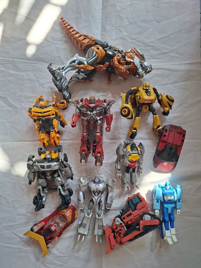 Assorted Transformers Bundle (Read description) (Category: Action & Battle Toys) located in Singapore. Submitted by brickpopz (Listing ID 1452960584, Image 1). Description: - Assorted Transformers action figures bundle. - Features iconic characters like Grimlock (T-Rex mode), Bumblebee, and Megatron. - Not sure complete probably missing accessories. Take note, toys are dusty and needs cleaning. No time to sort. - Ideal for collectors and fans of 