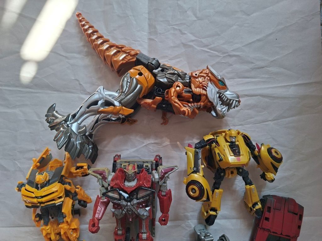 Assorted Transformers Bundle (Read description) (Category: Action & Battle Toys) located in Singapore. Submitted by brickpopz (Listing ID 1452960584, Image 2). Description: - Assorted Transformers action figures bundle. - Features iconic characters like Grimlock (T-Rex mode), Bumblebee, and Megatron. - Not sure complete probably missing accessories. Take note, toys are dusty and needs cleaning. No time to sort. - Ideal for collectors and fans of 
