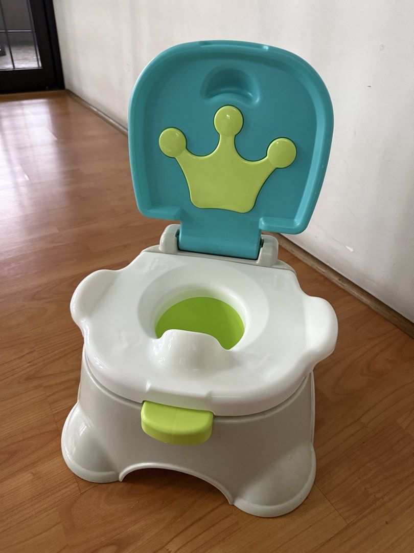 Baby Potty Training Seat (Category: Toilet Training) located in Marikina City. Submitted by babycluttermatter (Listing ID 1452942241, Image 2). Description: - Adorable crown design on lid - Comfortable and easy for toddlers - Removable inner pot for simple cleaning - Sturdy base for safety and stability - Ideal for starting potty training journey.
