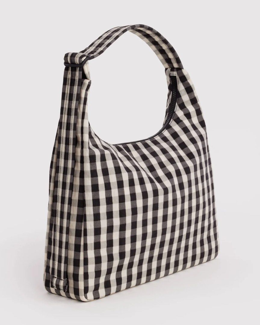 BAGGU Gingham Nylon Shoulder Bag (Category: Shoulder Bags) located in Manila. Submitted by declutterqueen25 (Listing ID 1452946365, Image 2). Description: OG Baggu Bag Like New No Issue With attached key holder inside Very aesthetic and easy to pair Rfs: may napupusuang new baggu hehe.