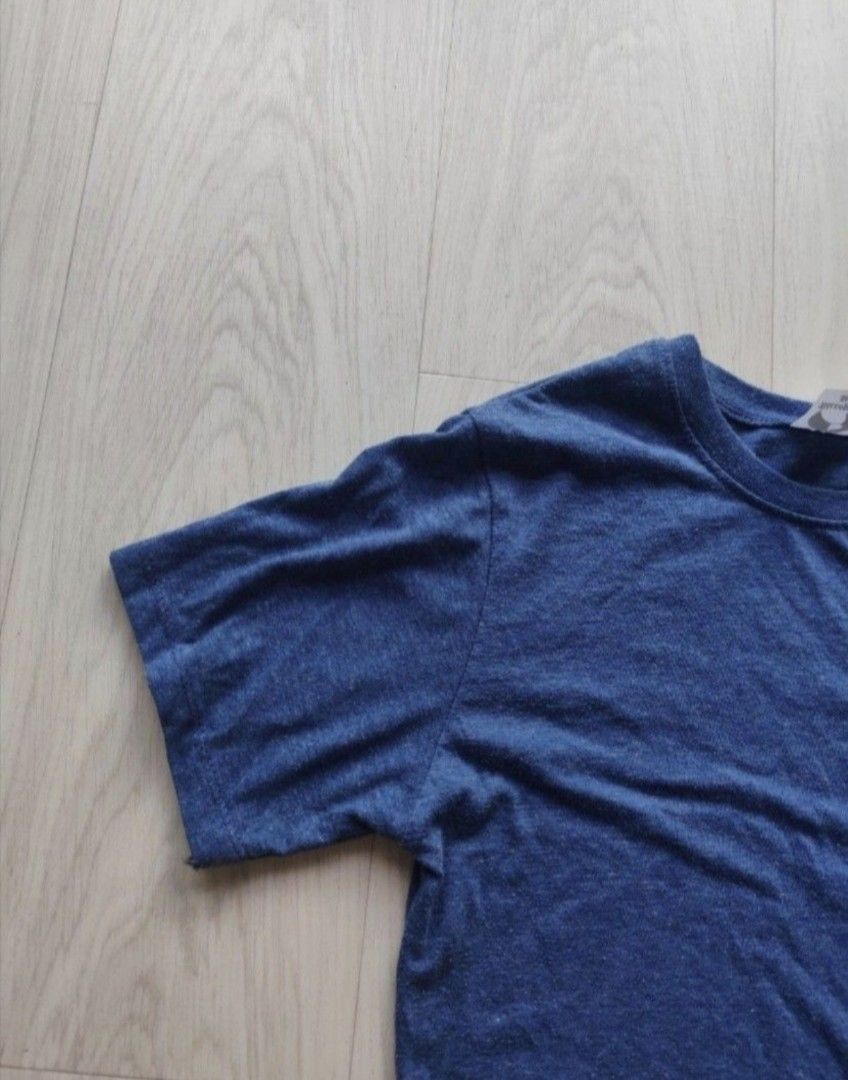 Basic Navy Tee (Category: Tshirts & Polo Shirts) located in Singapore. Submitted by helloitsc (Listing ID 1453035058, Image 3). Description: Worn & Washed a few times. Still really comfortable. No real defect, just slightly frayed. **Lighter in real life. -- Measurements: PTP 46.5cm Length down 67cm.