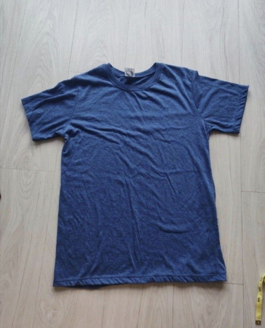 Basic Navy Tee (Category: Tshirts & Polo Shirts) located in Singapore. Submitted by helloitsc (Listing ID 1453035058, Image 2). Description: Worn & Washed a few times. Still really comfortable. No real defect, just slightly frayed. **Lighter in real life. -- Measurements: PTP 46.5cm Length down 67cm.
