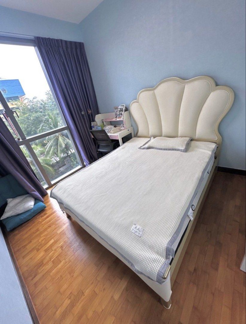 Bed Frames (Category: Bed Frames & Mattresses) located in Singapore. Submitted by liana9005003330 (Listing ID 1453024518, Image 1). Description: Size: 1.5m*1.8m.