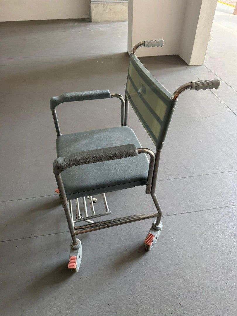 Commode (Category: Other Home Furniture) located in Singapore. Submitted by denisef88 (Listing ID 1452976831, Image 1). Description: Commode chair. Self pick up at sengkang..