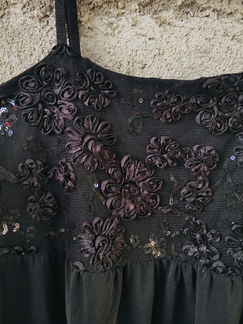 Black Sequin & Floral Embellished Camisole Top (Category: Sleeveless) located in Castillejos. Submitted by deannasaur (Listing ID 1452958836, Image 2). Description: - Elegant black camisole top. - Features a sequined and floral embroidered mesh overlay on the bust. - Flowy chiffon material for the rest of the top. - Delicate spaghetti straps. - Versatile for layering or wearing as a standalone piece. - Size small - medium.