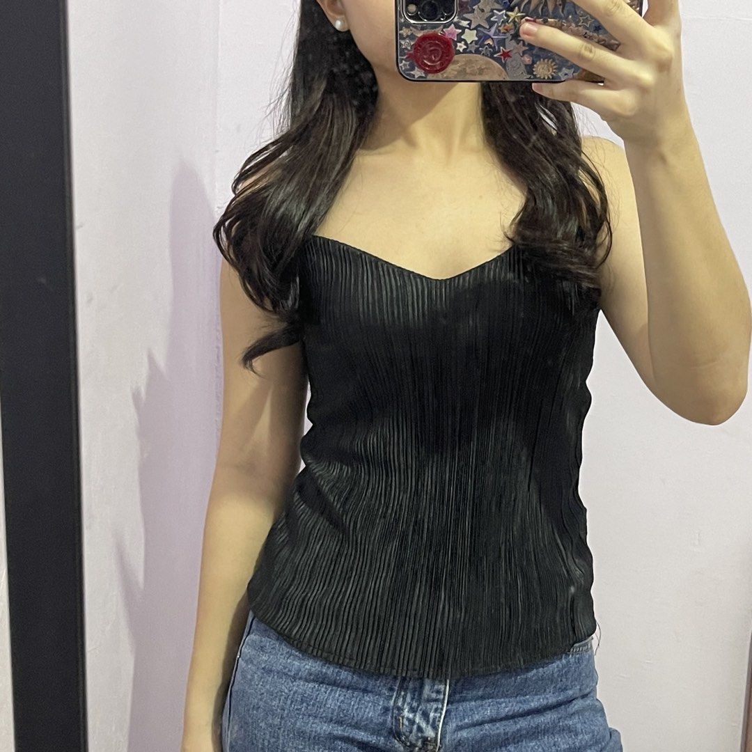 black v neck cami top (Category: Blouses) located in Davao. Submitted by bydonbu (Listing ID 1453029372, Image 1). Description: .