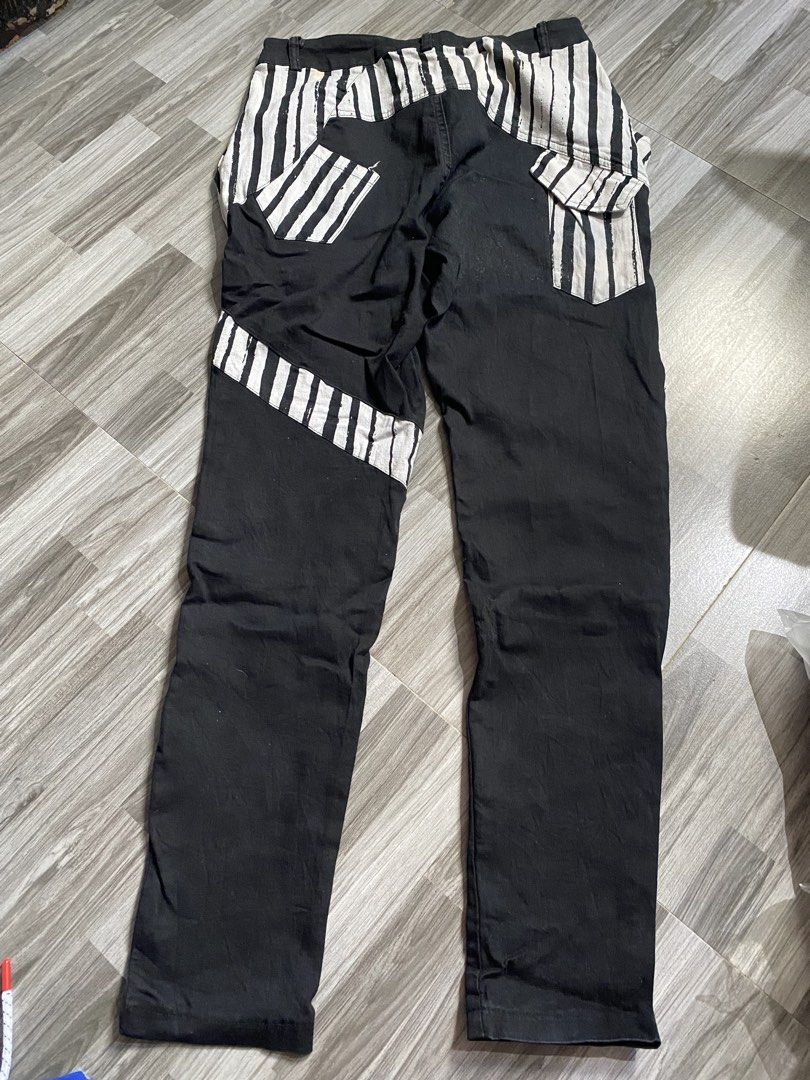 Black white Pants M Jeans (Category: Jeans) located in Antipolo. Submitted by marcoandpaolomerchandise (Listing ID 1452954634, Image 2). Description: Preloved Good Condition Ganda pa Sikip nalang talaga Need ng wash due to storage. Please check last photos Ganda ng Design / style nito Size M Mid waist Location: Pagrai Antipolo ,Nagshi Ship po ako NationWide Pwede J&T or Lalamove Pick Up Please po , HUWAG po mag offer kung hindi sure buyer , kase 