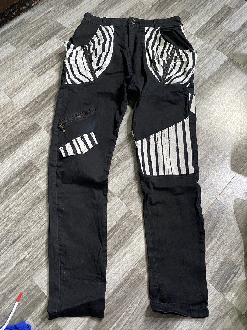 Black white Pants M Jeans (Category: Jeans) located in Antipolo. Submitted by marcoandpaolomerchandise (Listing ID 1452954634, Image 1). Description: Preloved Good Condition Ganda pa Sikip nalang talaga Need ng wash due to storage. Please check last photos Ganda ng Design / style nito Size M Mid waist Location: Pagrai Antipolo ,Nagshi Ship po ako NationWide Pwede J&T or Lalamove Pick Up Please po , HUWAG po mag offer kung hindi sure buyer , kase 