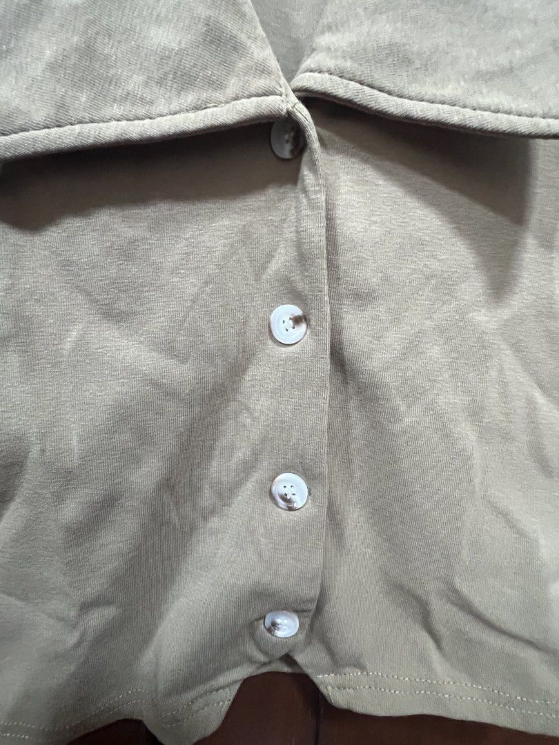 Button shirt (Category: Sleeveless) located in Singapore. Submitted by yayerzzzzz (Listing ID 1452976421, Image 2). Description: .